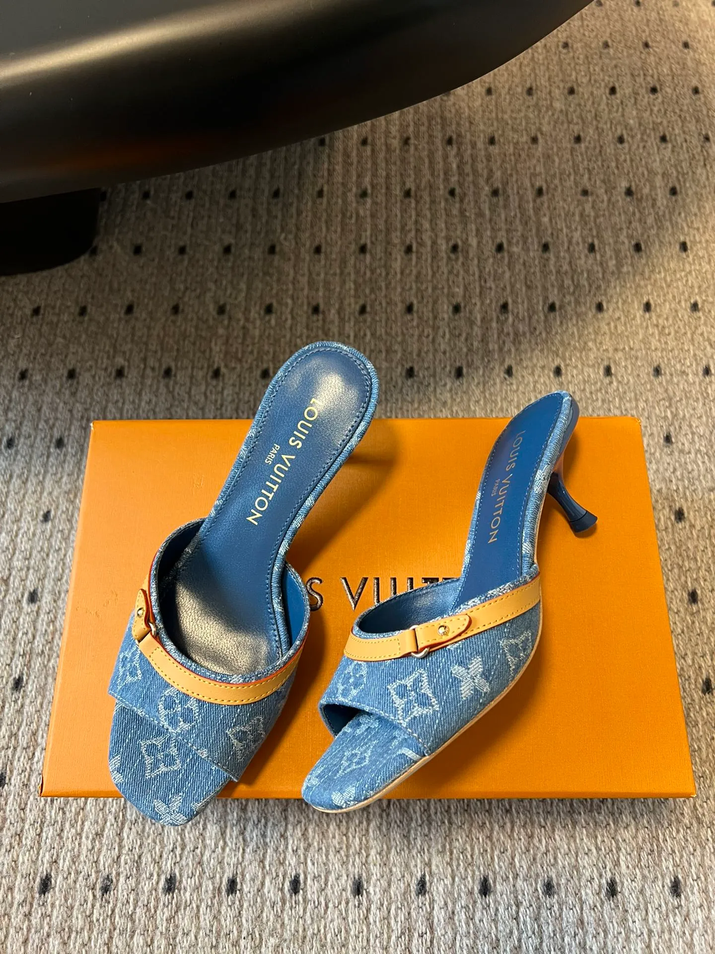 👟👟Ex-factory price 480👟👟 * 25ss spring and summer new style black and white three-color cat-heeled flat sandals. It is difficult not to doubt whether it borrowed from the Tang Dynasty's Tang Sancai as a basis and innovated it into the classic LV logo. It used color and the large area of ​​the upper as a contrast to create a white or black three-color element style on the upper, creating another classic style! Super greasy on feet! Indescribable fashion! It’s easy to match every day, and it’s very relevant to the changes and development of the times! Kitten heels are super easy to wear and give your feet a full summer vibe! Material: Original customized fabric Lining: Cow lining Outsole: Genuine leather outsole imported from Italy Shoe size: 35-41 (40.41 customized non-returnable